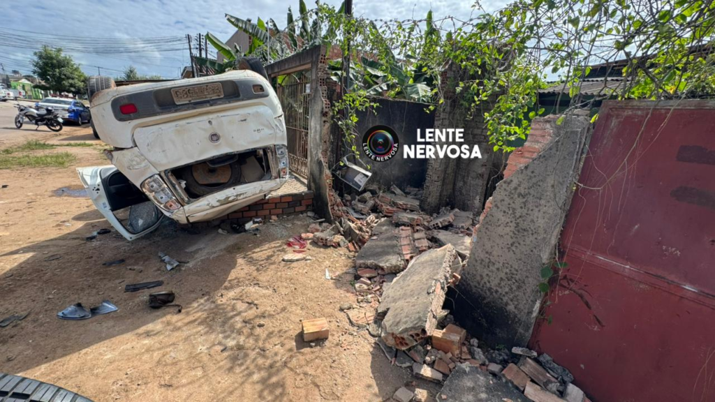 Forte colisão arranca roda de carro e resulta em capotamento de outro veículo em Porto Velho – VÍDEO