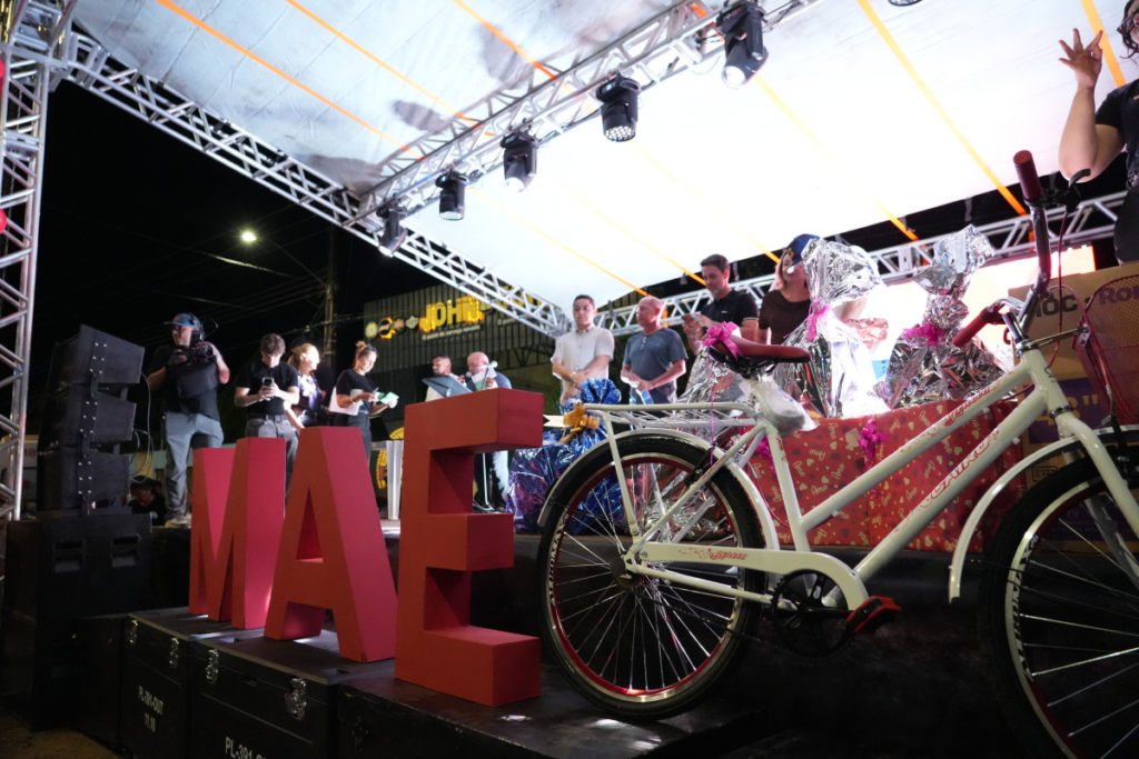 Entre abraços e homenagens, famílias transformam a Praça do Abobrão em palco de afeto