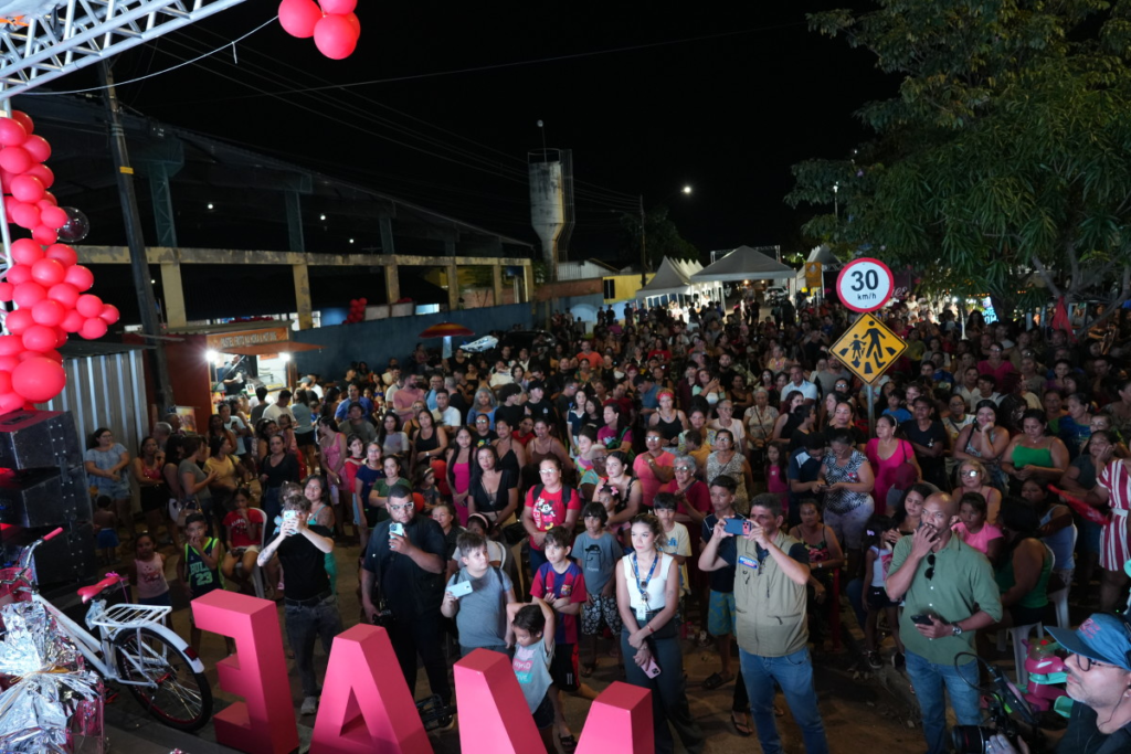 Entre abraços e homenagens, famílias transformam a Praça do Abobrão em palco de afeto