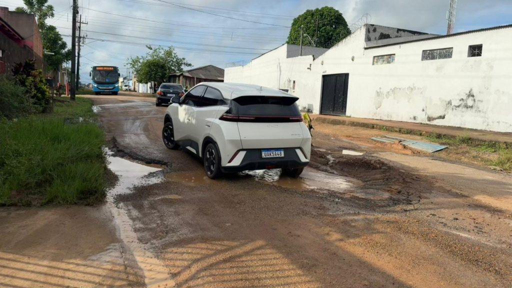 Tapa buracos é realizado em rua na zona sul a pedido do vereador Edimilson Dourado