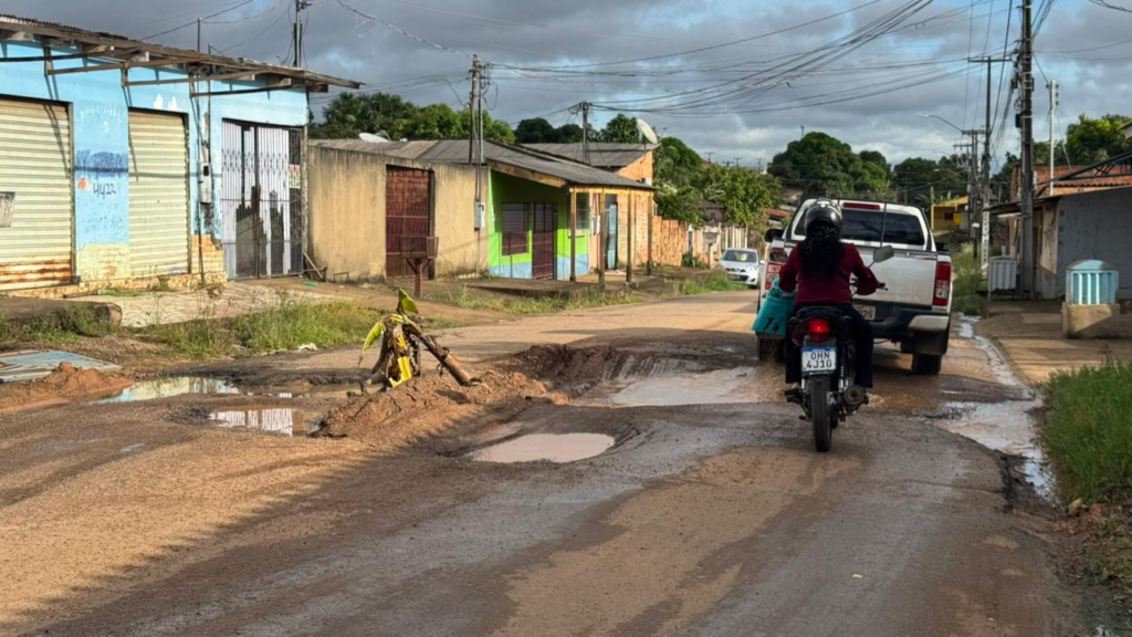 Tapa buracos é realizado em rua na zona sul a pedido do vereador Edimilson Dourado