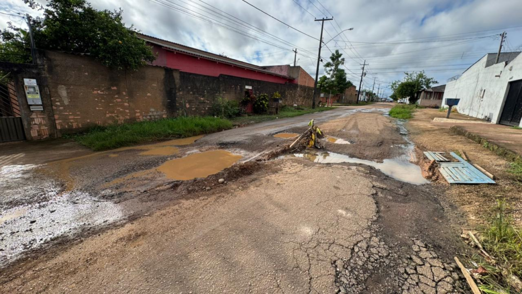 Tapa buracos é realizado em rua na zona sul a pedido do vereador Edimilson Dourado