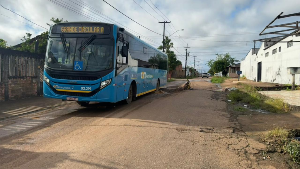 Tapa buracos é realizado em rua na zona sul a pedido do vereador Edimilson Dourado