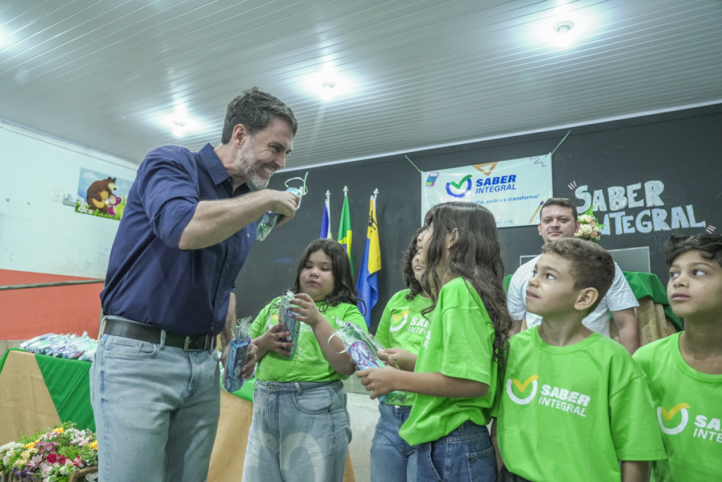 Alunos da rede municipal recebem kits de higiene bucal em ação de cuidado e bem-estar