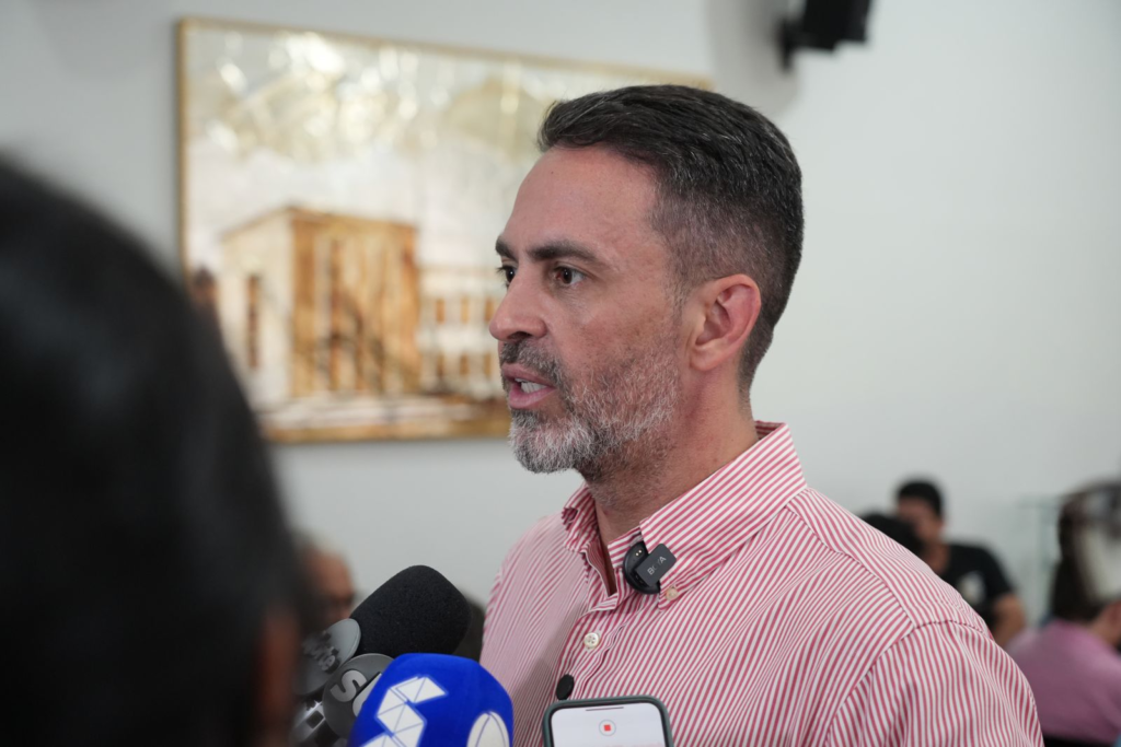 Infrator é obrigado a recolher entulho após ser flagrado pela prefeitura