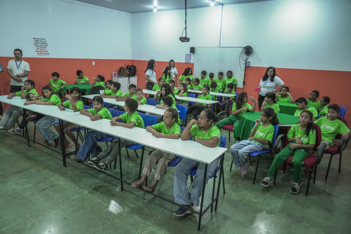 Alunos da rede municipal recebem kits de higiene bucal em ação de cuidado e bem-estar