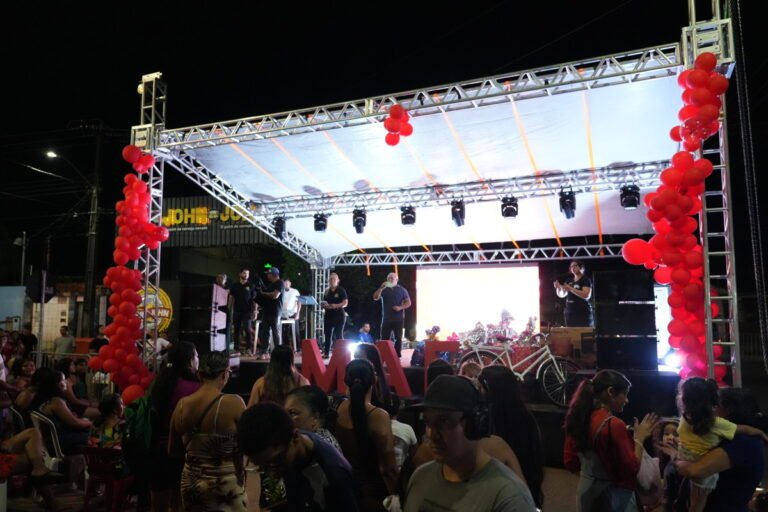 Entre abraços e homenagens, famílias transformam a Praça do Abobrão em palco de afeto
