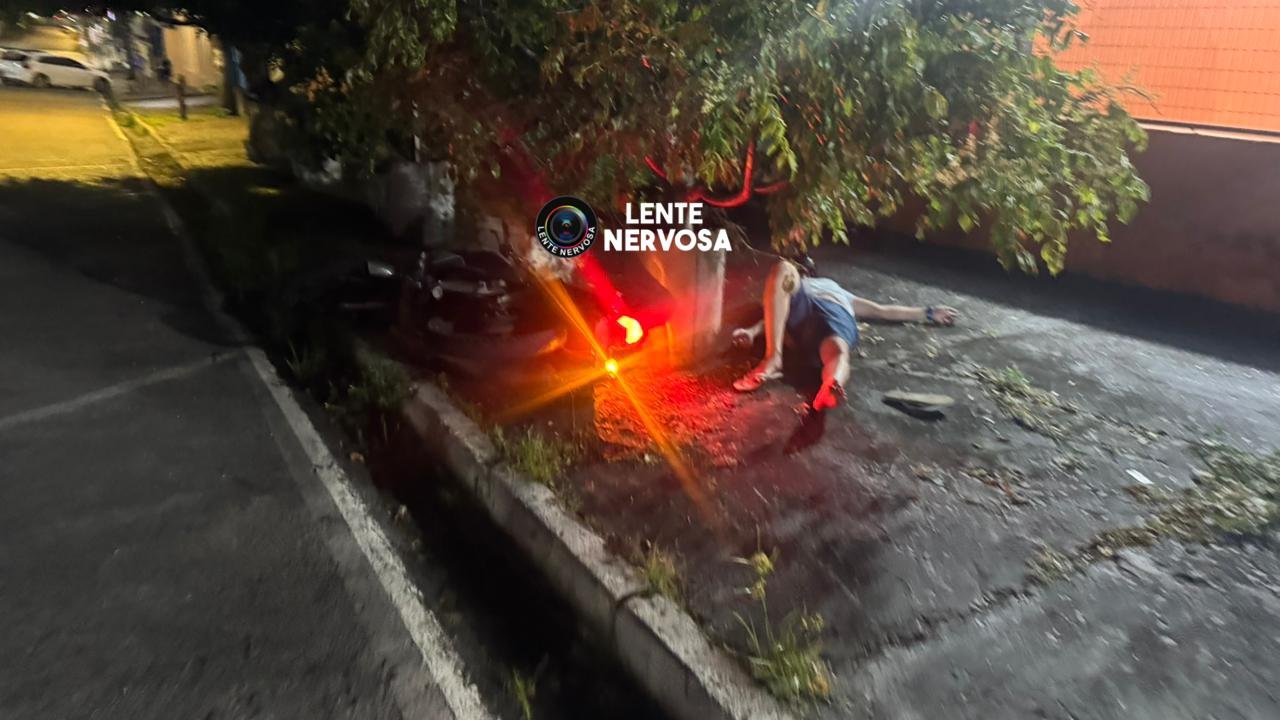Motociclista embriagado sofre queda após sair de pagode no centro