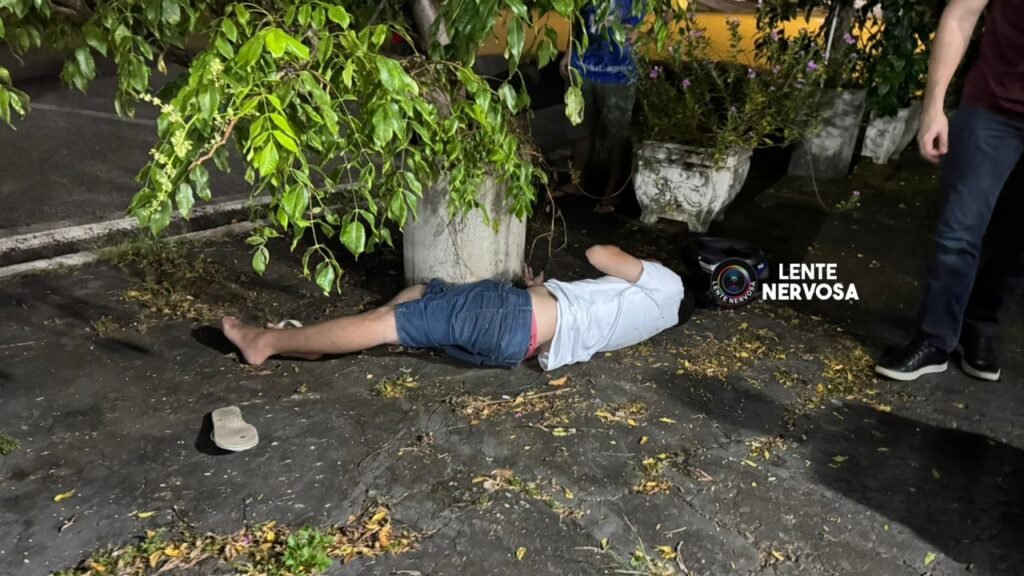 Motociclista embriagado sofre queda após sair de pagode no centro