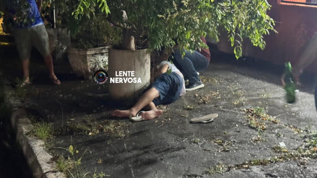 Motociclista embriagado sofre queda após sair de pagode no centro