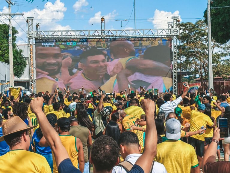 Estrutura com tendas, climatizadores e picolés garante conforto para torcida na Rua do Hexa