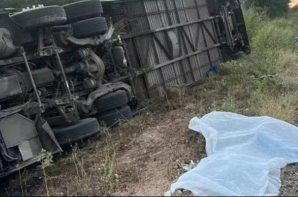Acidente com ônibus de time de basquete deixa 7 mortos no Ceará