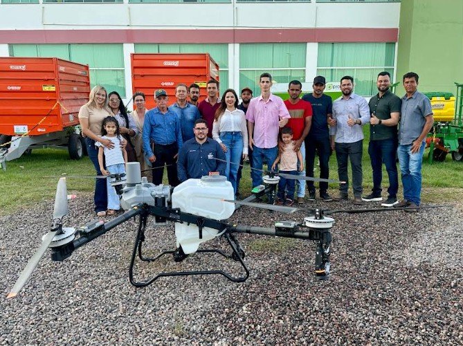 Inédito: Deputada Cristiane Lopes entrega maquinários e tecnologia de ponta com drones agrícolas em Porto Velho