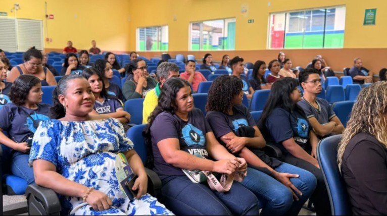 Governo de RO entrega kits profissionais e certificados do Programa Vencer a 124 concluintes