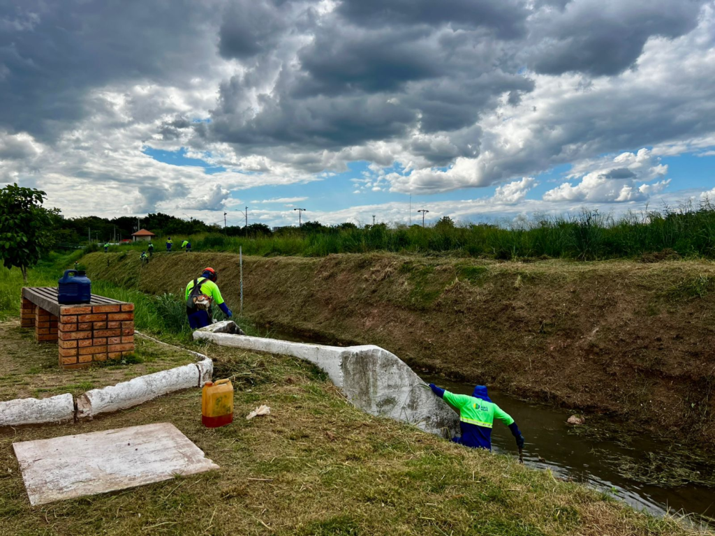 Canal entre o Parque da Cidade e a Rua Bela recebe manutenção para reforçar conservação da área