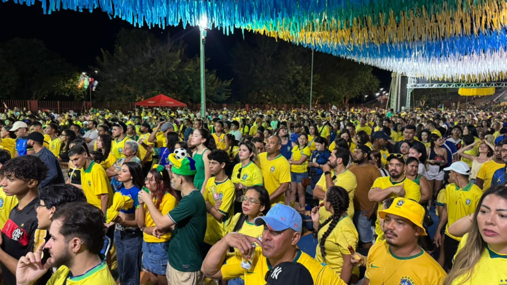 Prefeitura reúne milhares de pessoas na "Rua do Hexa" para assistir estreia do Brasil na Copa do Mundo 3 Prefeitura reúne milhares de pessoas na "Rua do Hexa" para assistir estreia do Brasil na Copa do Mundo