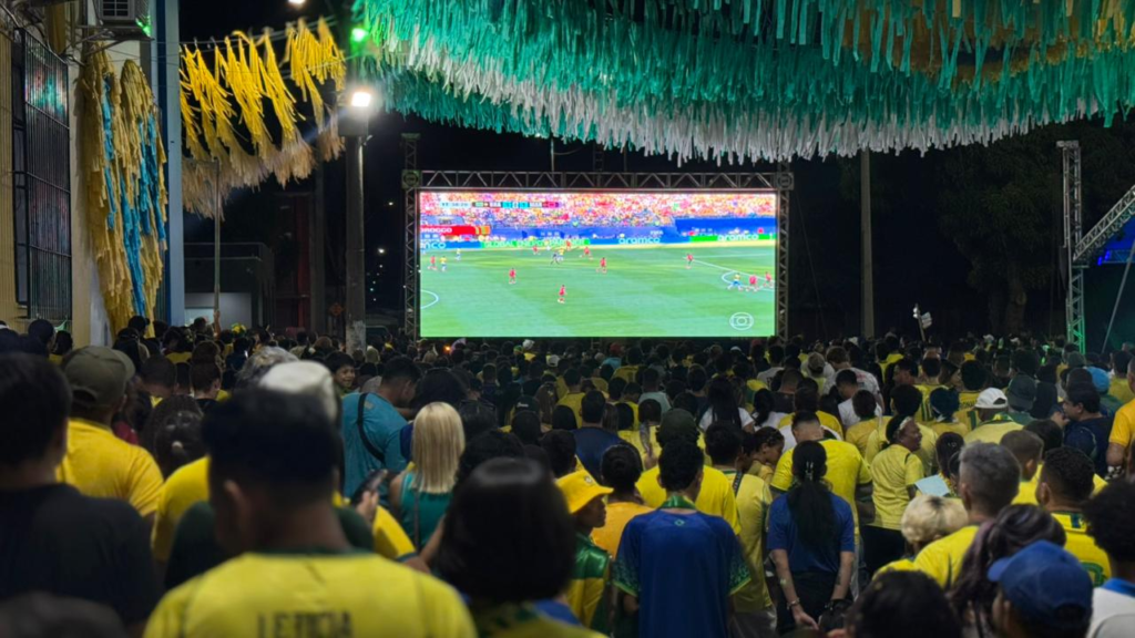 Prefeitura reúne milhares de pessoas na "Rua do Hexa" para assistir estreia do Brasil na Copa do Mundo 4 Prefeitura reúne milhares de pessoas na "Rua do Hexa" para assistir estreia do Brasil na Copa do Mundo