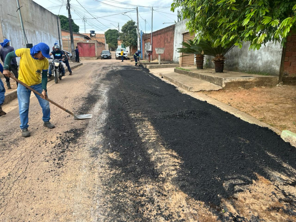 Serviço de tapa buracos é realizado no Bairro Aeroclube a pedido do vereador Edimilson Dourado