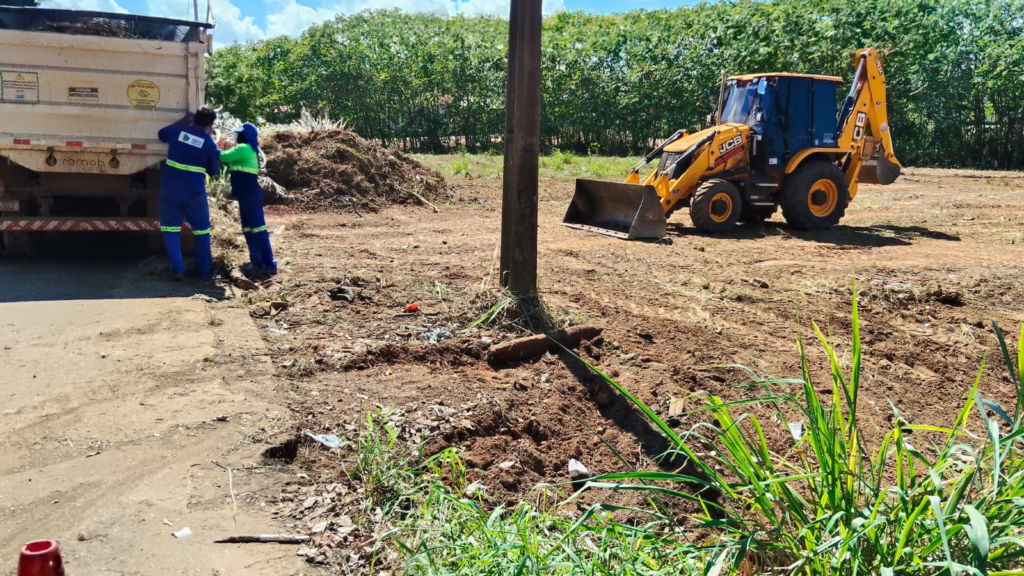 Mutirão de limpeza é realizado no Bairro Aeroclube após solicitação do vereador Edimilson Dourado
