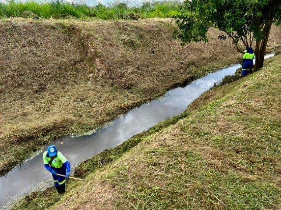 Limpeza do Canal dos Tanques retira mais de 27 toneladas de resíduos e reforça prevenção para o período chuvoso