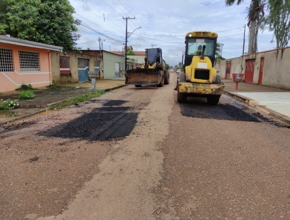 Mais de 20 ruas recebem serviços de tapa buraco no bairro Cohab 