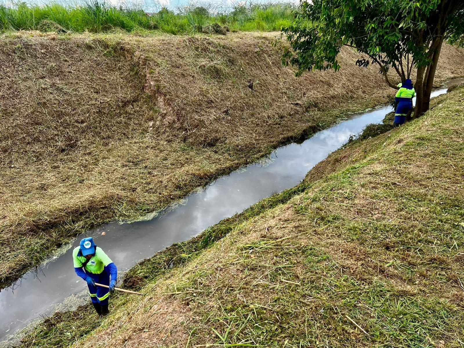 Canal entre o Parque da Cidade e a Rua Bela recebe manutenção para reforçar conservação da área