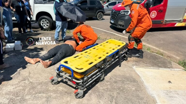 Motoboy voa por cima de caminhonete ao ser atingido por motorista que invadiu preferencial