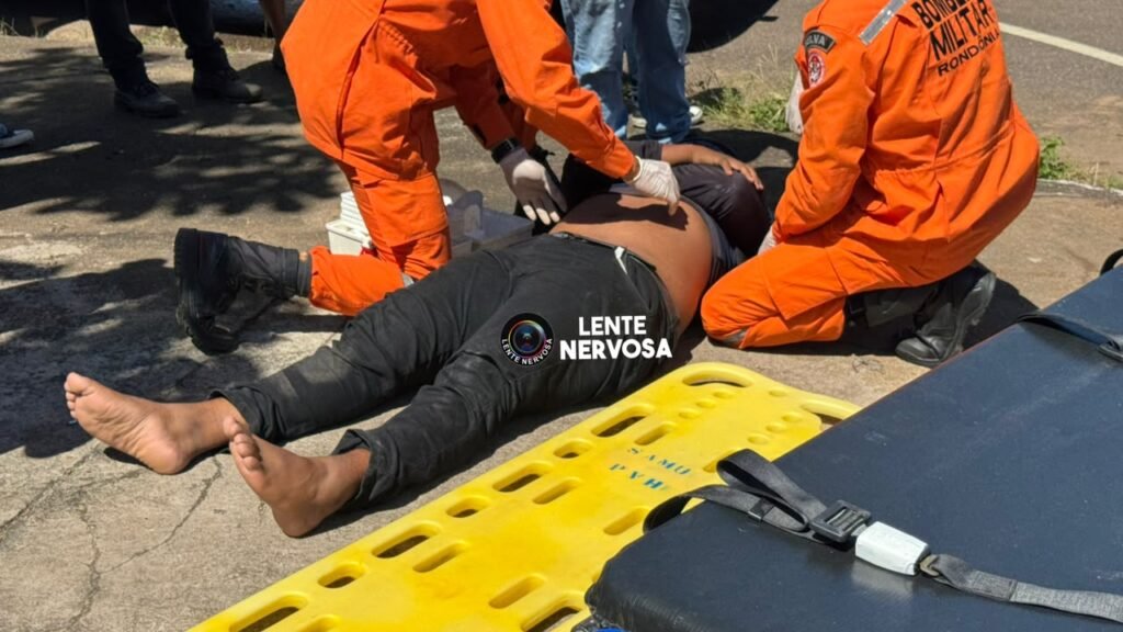 Motoboy voa por cima de caminhonete ao ser atingido por motorista que invadiu preferencial