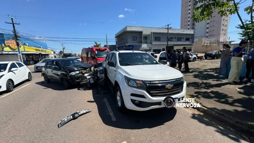 Motoboy voa por cima de caminhonete ao ser atingido por motorista que invadiu preferencial
