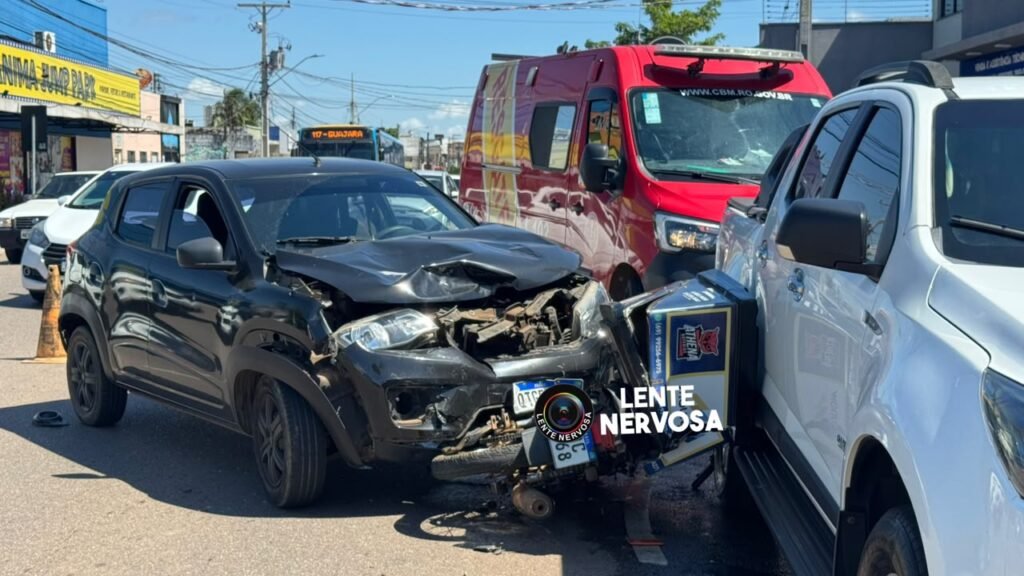 Motoboy voa por cima de caminhonete ao ser atingido por motorista que invadiu preferencial