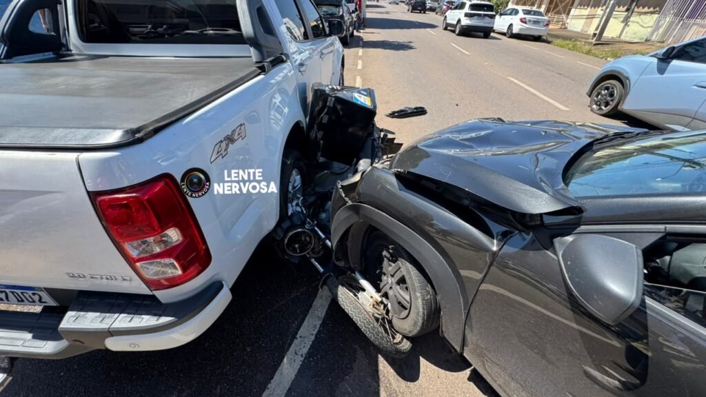 Motoboy voa por cima de caminhonete ao ser atingido por motorista que invadiu preferencial