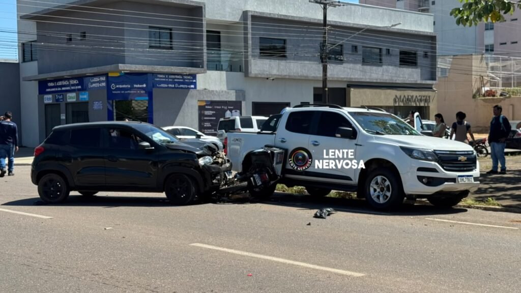 Motoboy voa por cima de caminhonete ao ser atingido por motorista que invadiu preferencial