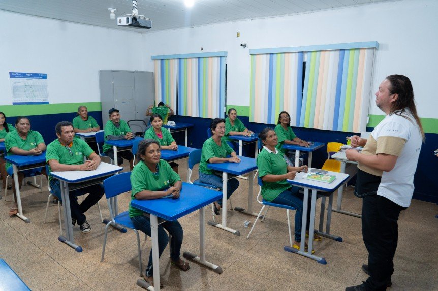 Com kit escolar e uniforme, alunos da EJA iniciam aulas na Vila Princesa 