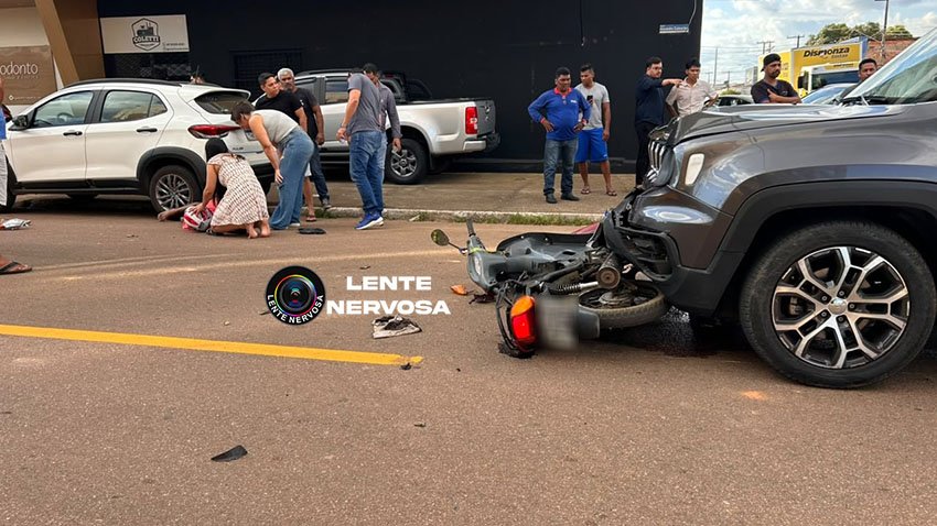 Motociclista invade preferencial e fica gravemente ferido ao ser atingido por automóvel