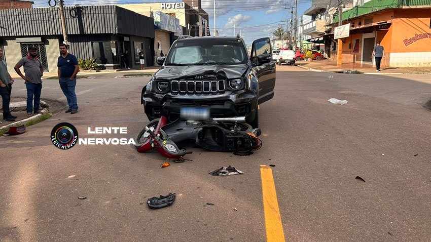 Motociclista invade preferencial e fica gravemente ferido ao ser atingido por automóvel