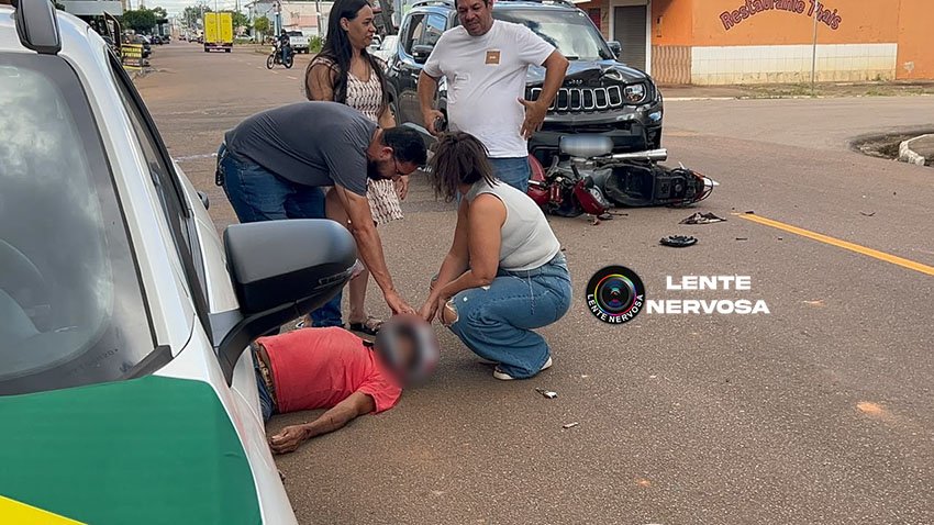 Motociclista invade preferencial e fica gravemente ferido ao ser atingido por automóvel
