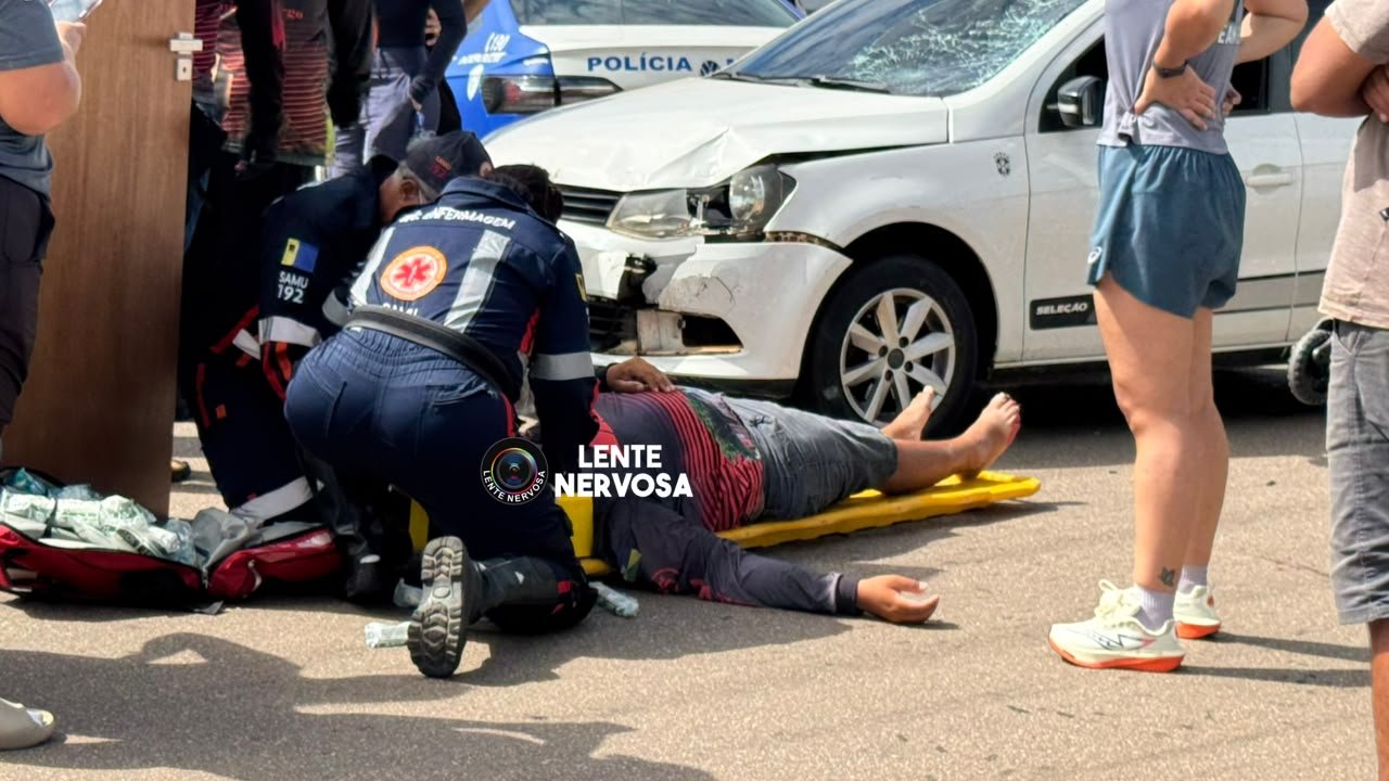 Motoboy fica gravemente ferido ao invadir cruzamento e colidir em automóvel
