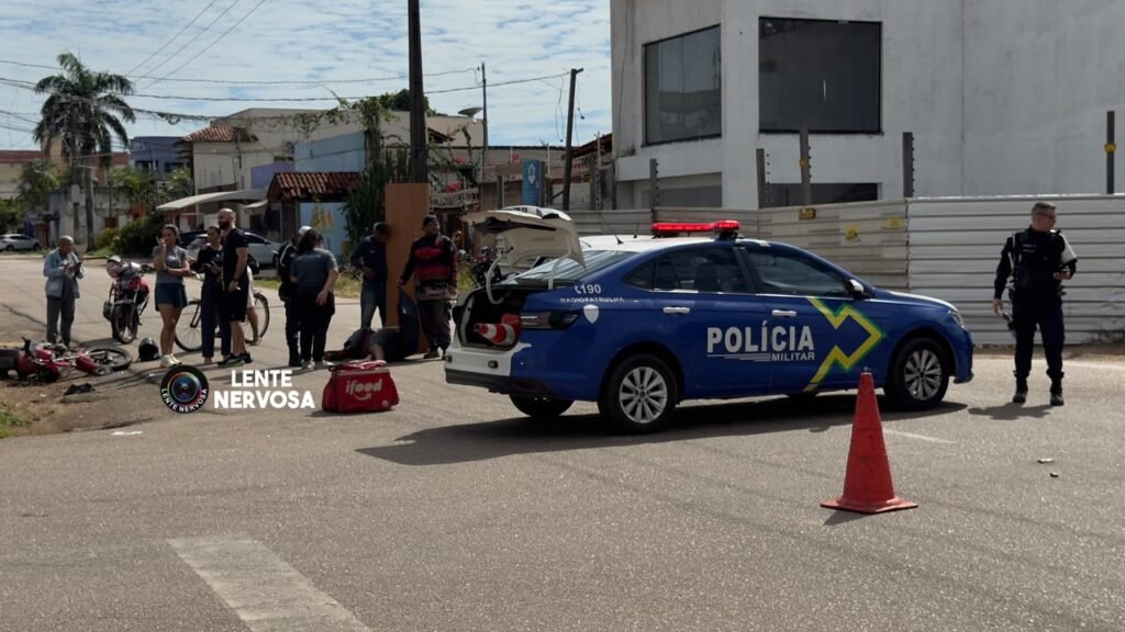 Motoboy fica gravemente ferido ao invadir cruzamento e colidir em automóvel
