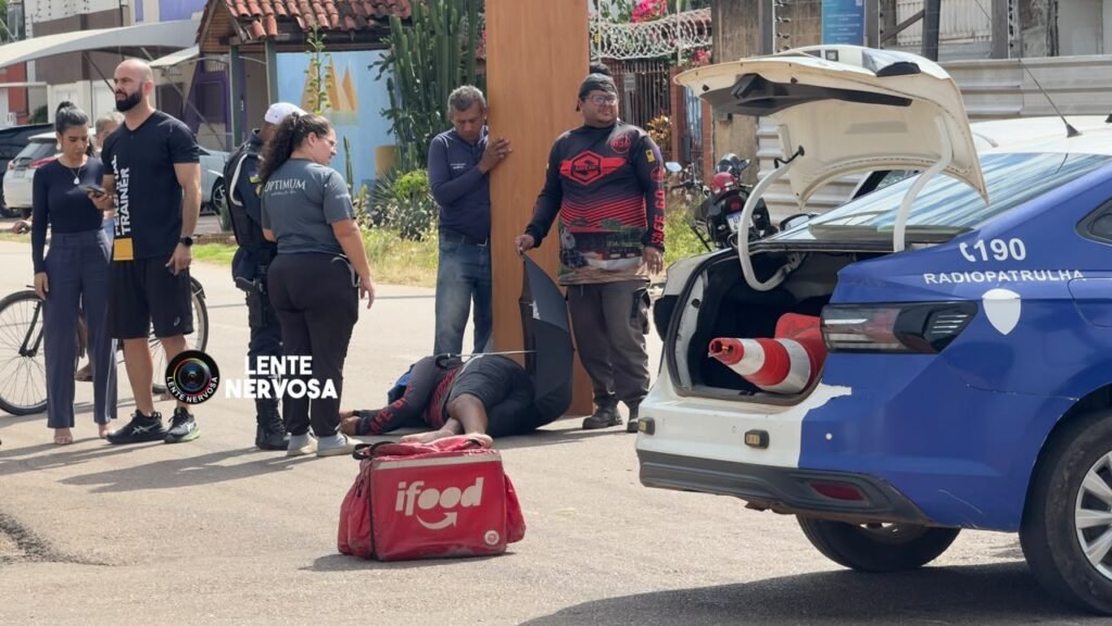 Motoboy fica gravemente ferido ao invadir cruzamento e colidir em automóvel