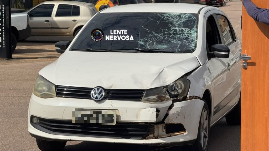 Motoboy fica gravemente ferido ao invadir cruzamento e colidir em automóvel