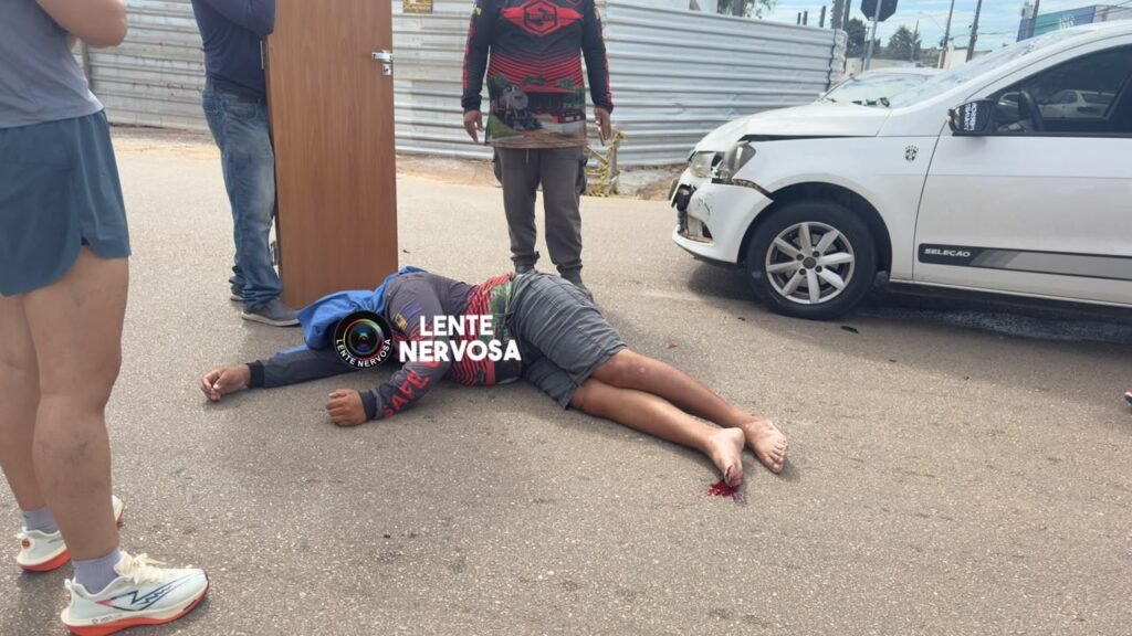 Motoboy fica gravemente ferido ao invadir cruzamento e colidir em automóvel