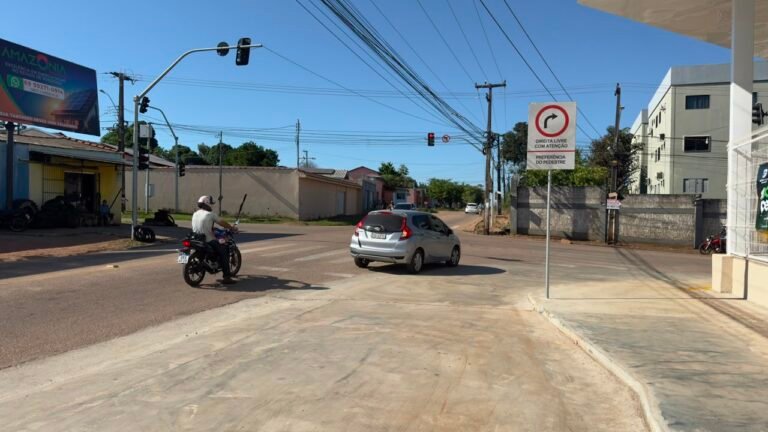 Vereador Edimilson Dourado tem solicitação atendida e instalação de placa “Direita Livre” melhora fluxo de veículos na Zona Sul