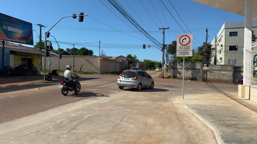 Vereador Edimilson Dourado tem solicitação atendida e instalação de placa “Direita Livre” melhora fluxo de veículos na Zona Sul 1 Vereador Edimilson Dourado tem solicitação atendida e instalação de placa “Direita Livre” melhora fluxo de veículos na Zona Sul