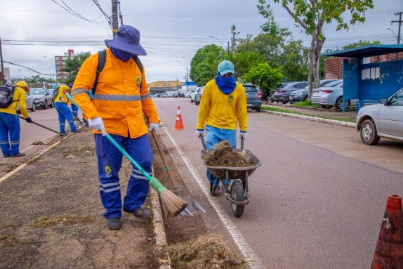 Prefeitura garante gratificação permanente de R$ 750,00 para 636 servidores da limpeza urbana 1 Prefeitura garante gratificação permanente de R$ 750,00 para 636 servidores da limpeza urbana