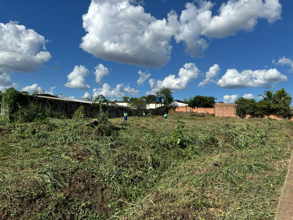 Limpeza de canal no bairro Castanheira atende solicitação do vereador Edimilson Dourado e beneficia comunidade escolar 2 Limpeza de canal no bairro Castanheira atende solicitação do vereador Edimilson Dourado e beneficia comunidade escolar