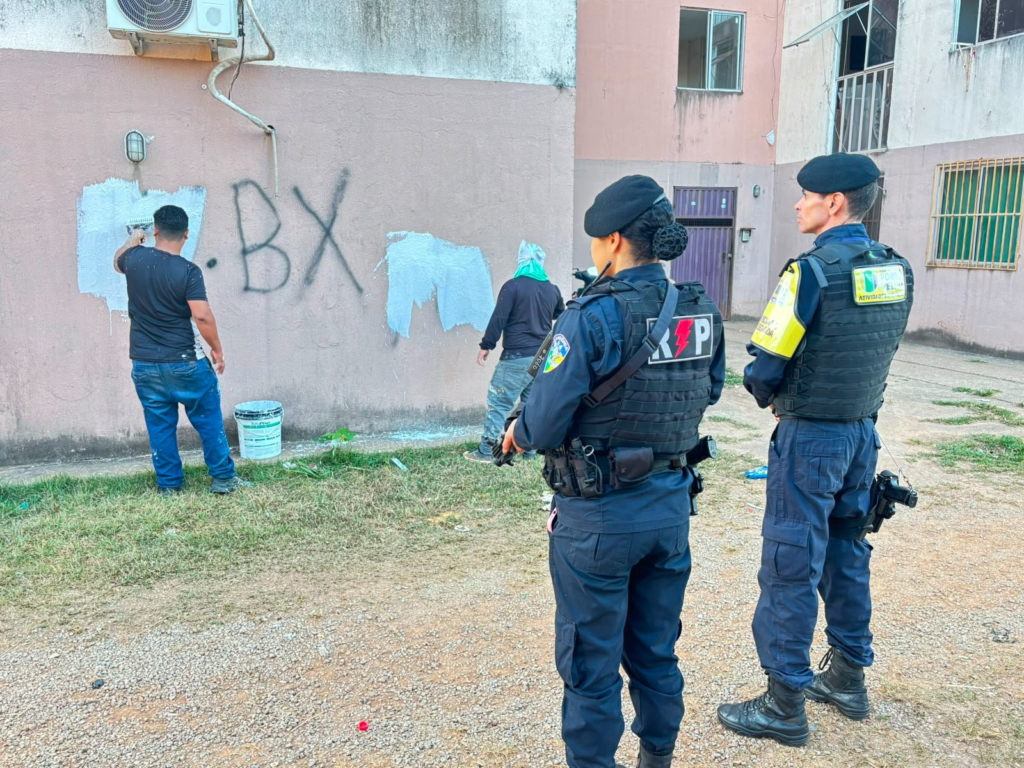 Prefeitura de PVH coloca apenados para pintar pichações de facções em residenciais populares