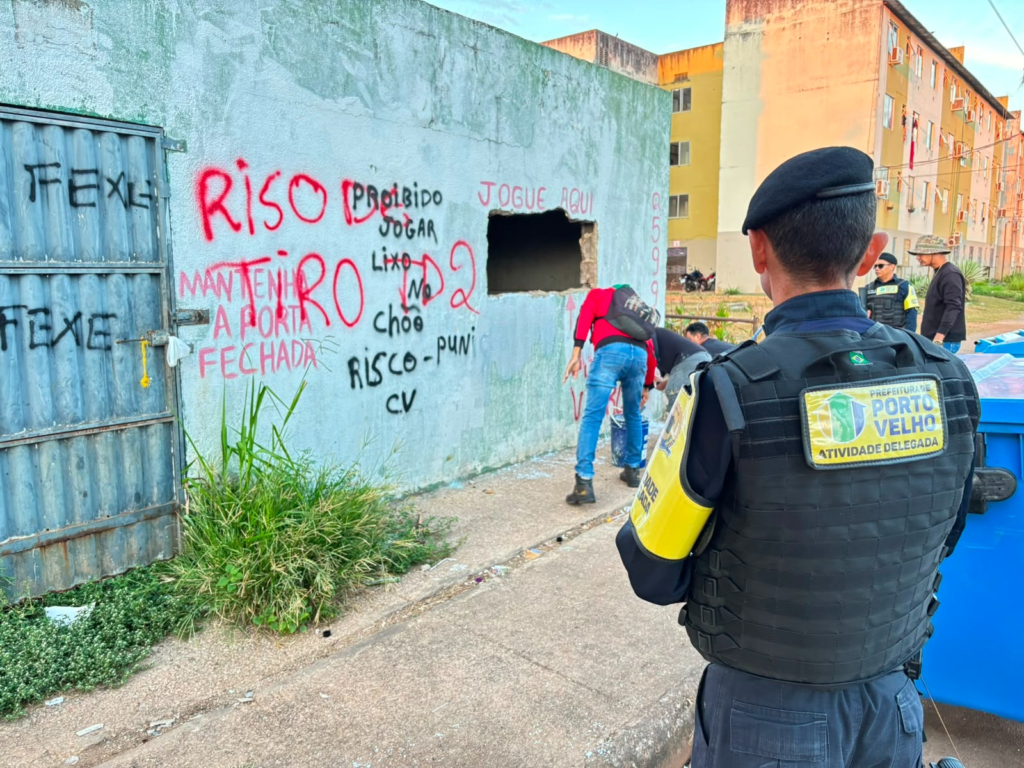 Prefeitura de PVH coloca apenados para pintar pichações de facções em residenciais populares