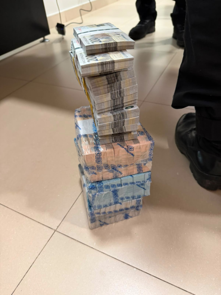 REDUTO: Polícia Federal faz buscas na Assembleia Legislativa apreende mais de R$800 mil em operação conjunta 6 REDUTO: Polícia Federal faz buscas na Assembleia Legislativa apreende mais de R$800 mil em operação conjunta