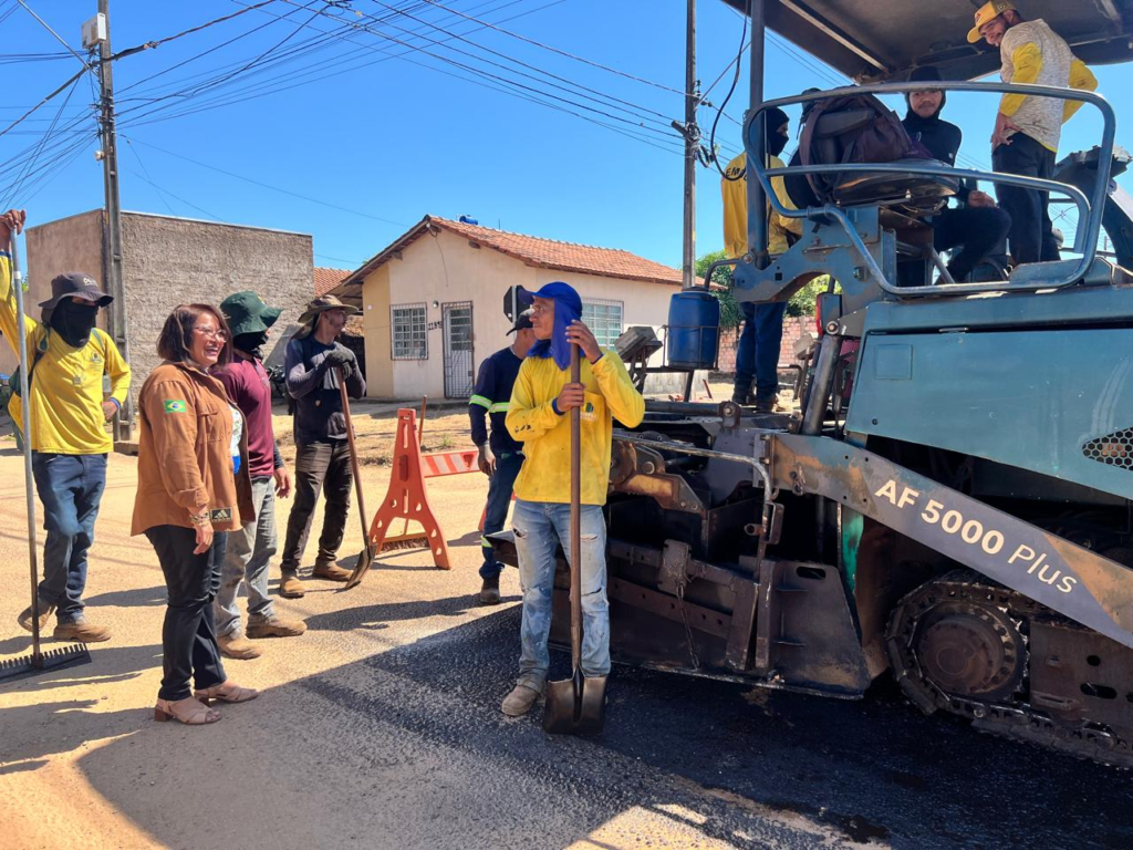 Após pedido do vereador Edimilson Dourado, Prefeitura inicia recapeamento de 19 ruas no Cristal da Calama 3 Após pedido do vereador Edimilson Dourado, Prefeitura inicia recapeamento de 19 ruas no Cristal da Calama