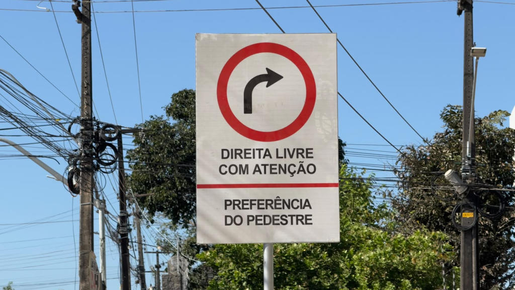 Vereador Edimilson Dourado tem solicitação atendida e instalação de placa “Direita Livre” melhora fluxo de veículos na Zona Sul 2 Vereador Edimilson Dourado tem solicitação atendida e instalação de placa “Direita Livre” melhora fluxo de veículos na Zona Sul